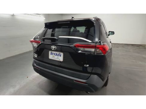 Used 2021 Toyota RAV4 LE FWD image 8