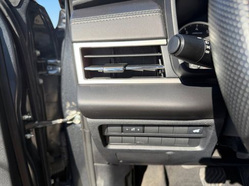 Used 2024 Mitsubishi Outlander SE image 27