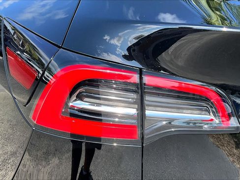 Used 2021 Tesla Model Y Long Range AWD/4WD image 28
