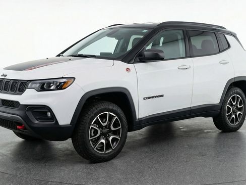 Used 2025 Jeep Compass Trailhawk image 2