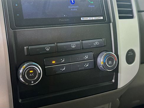 Used 2010 Nissan Frontier SE image 23