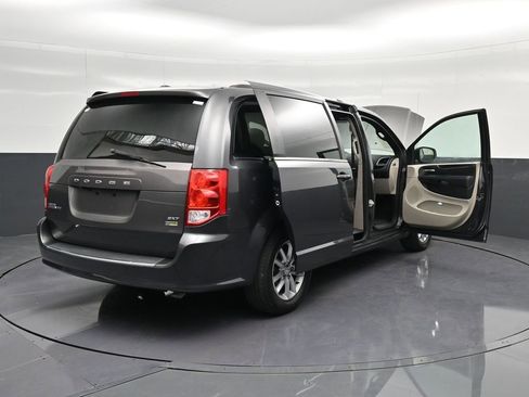 Used 2018 Dodge Grand Caravan SXT image 18