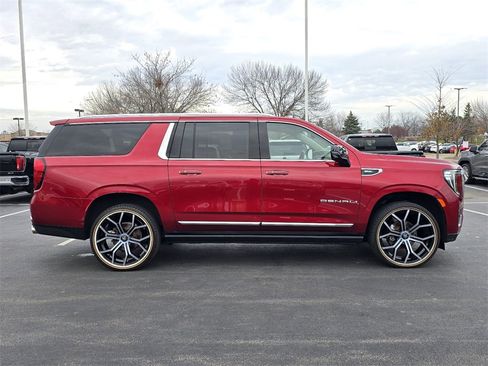 Used 2021 GMC Yukon XL Denali w/ Denali Premium Package image 9