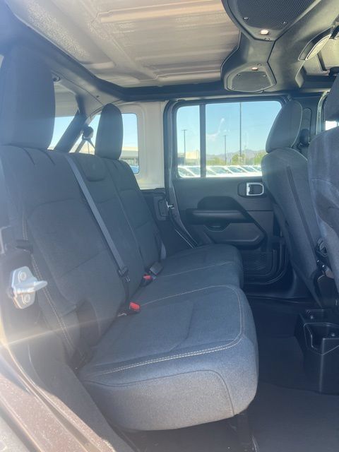 Used 2025 Jeep Wrangler Unlimited Sahara AWD/4WD image 29