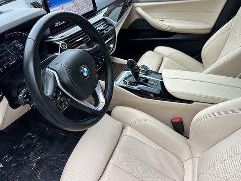 Used 2023 BMW 530i w/ Premium Package RWD image 9