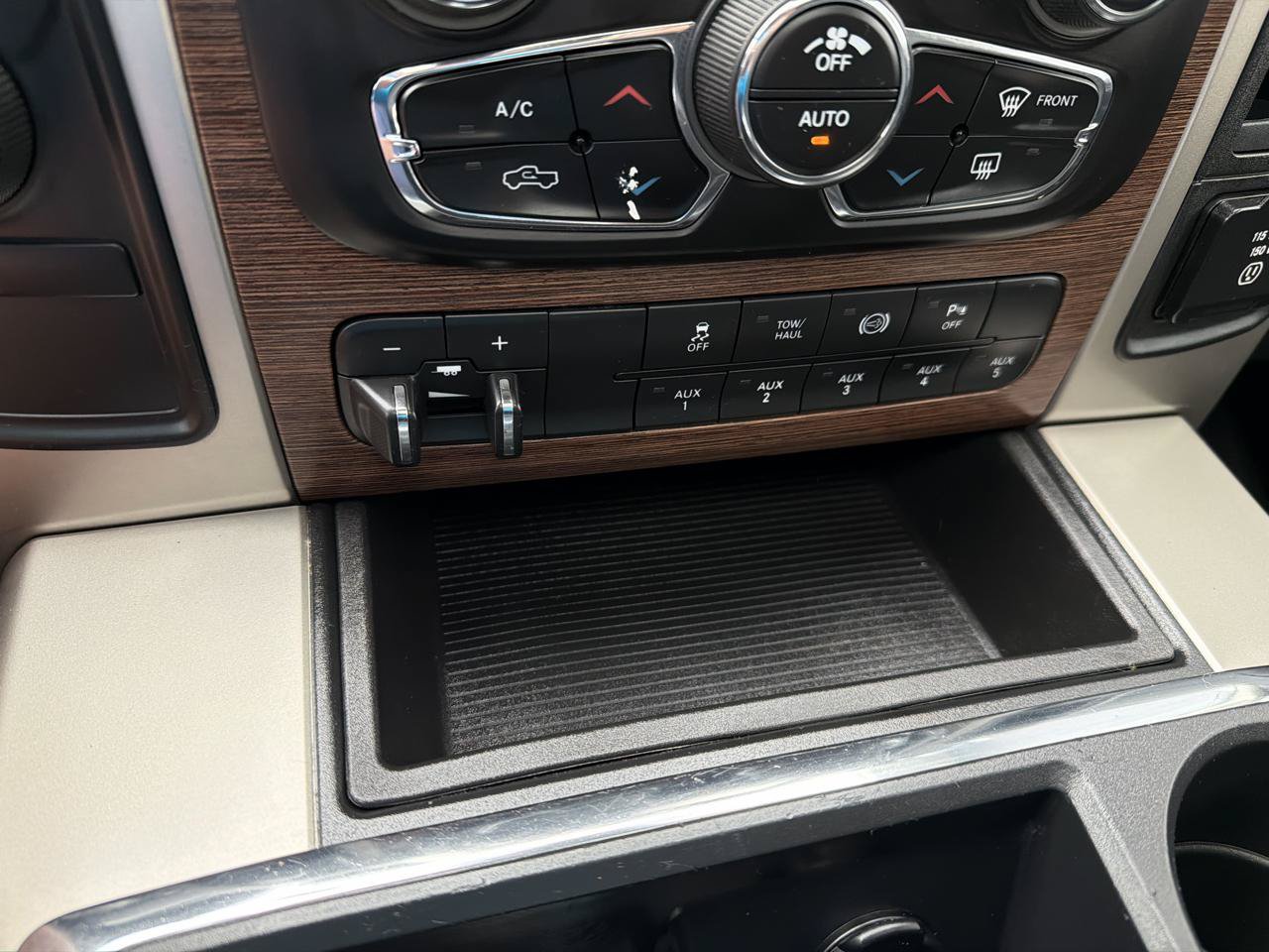 Used 2014 RAM 2500 Laramie w/ Black Appearance Group AWD/4WD image 17