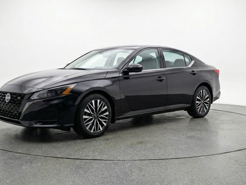Used 2025 Nissan Altima 2.5 SV image 3