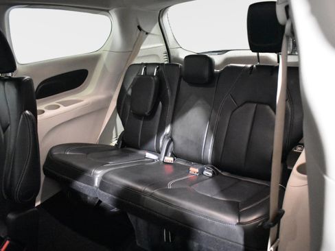 Used 2023 Chrysler Pacifica Touring-L FWD image 27