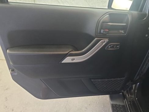 Used 2018 Jeep Wrangler Unlimited Sahara w/ Dual Top Group AWD/4WD image 12