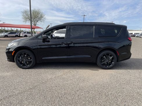 New 2026 Chrysler Pacifica Limited w/ S Appearance Package image 3