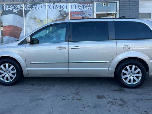 Used 2016 Chrysler Town & Country Touring image 6