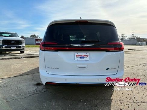 Used 2023 Chrysler Pacifica Touring-L FWD image 4