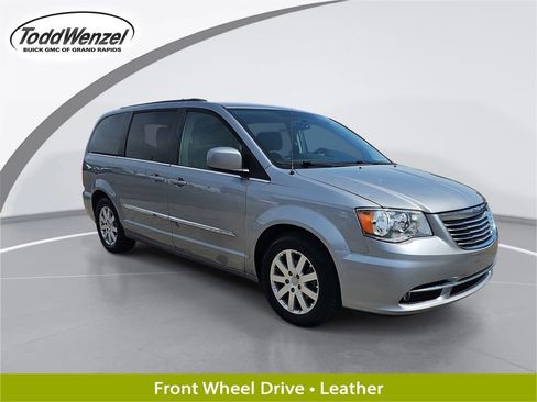 Used 2015 Chrysler Town & Country Touring FWD image 1