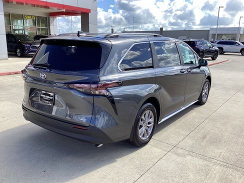 Used 2025 Toyota Sienna XLE w/ XLE Plus Package FWD image 7