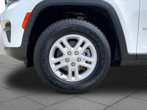 Used 2023 Jeep Grand Cherokee Laredo w/ Luxury Tech Group I AWD/4WD image 11