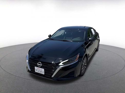 Used 2025 Nissan Altima 2.5 SV FWD image 7
