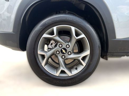 Used 2025 Chevrolet Trax LT FWD image 12