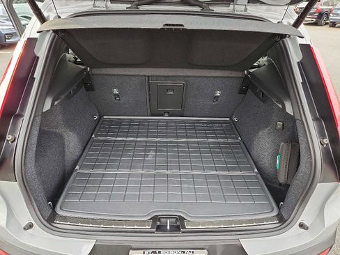 Certified 2024 Volvo XC40 B5 Ultimate w/ Protection Package Premier image 27
