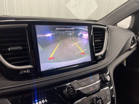 Used 2025 Chrysler Pacifica Select image 19