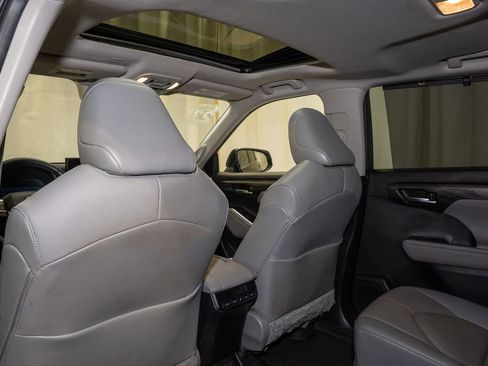 Used 2023 Toyota Highlander Limited image 10