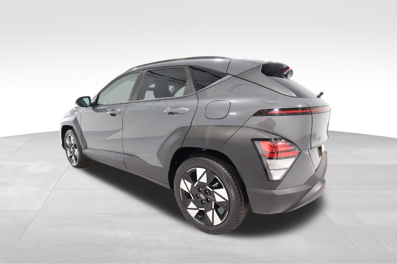 Used 2025 Hyundai Kona SEL FWD image 2