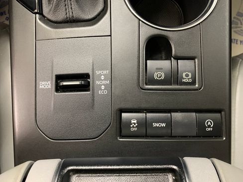 Used 2022 Toyota Highlander XLE FWD image 29