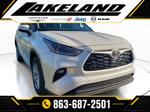 Used 2021 Toyota Highlander LE FWD image 1
