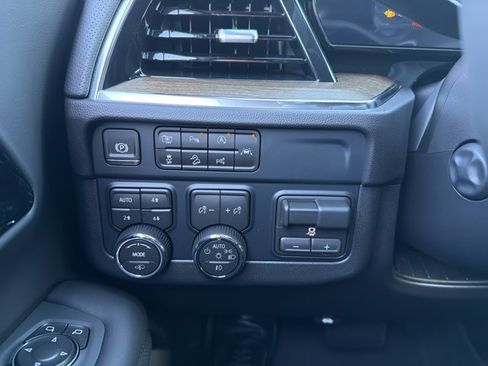 New 2026 Chevrolet Suburban High Country image 14