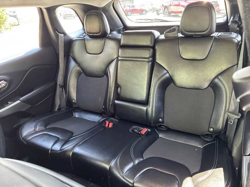 Used 2019 Jeep Cherokee Latitude Plus w/ Comfort/Convenience Group AWD/4WD image 23