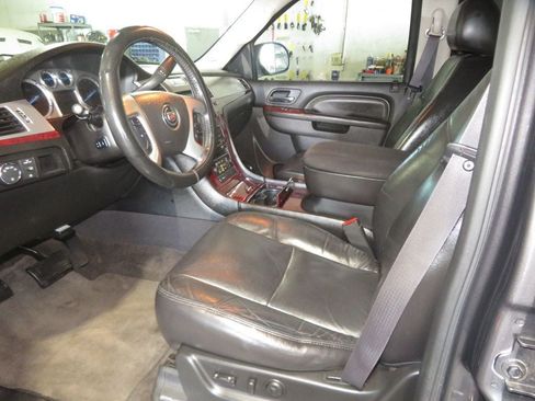 Used 2011 Cadillac Escalade ESV AWD image 18