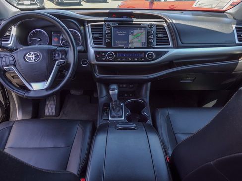 Used 2018 Toyota Highlander XLE AWD/4WD image 30