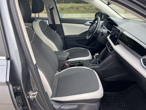 Certified 2025 Volkswagen Taos SE image 29