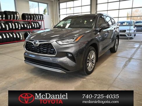 Used 2025 Toyota Highlander Platinum image 1