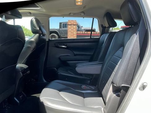 Used 2021 Toyota Highlander XLE AWD/4WD image 14