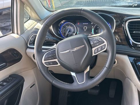 Used 2022 Chrysler Pacifica Limited image 18