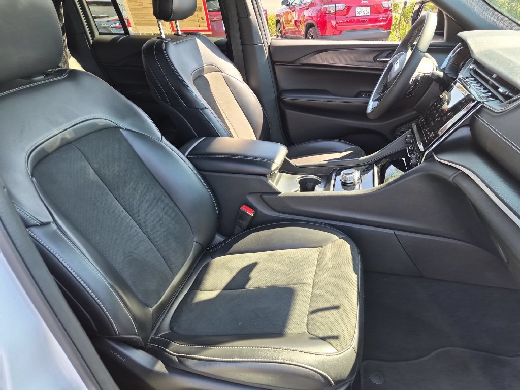 Used 2025 Jeep Grand Cherokee Altitude AWD/4WD image 31