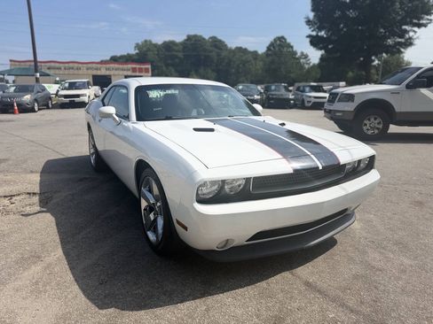 Used 2011 Dodge Challenger RWD image 3