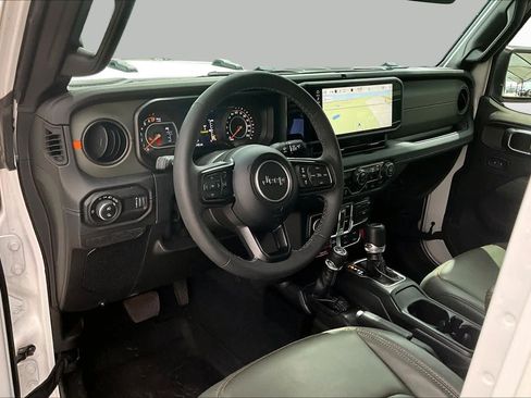 Used 2025 Jeep Gladiator Mojave AWD/4WD image 18