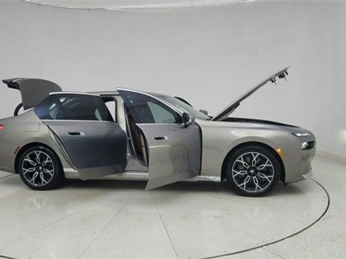 Used 2025 BMW i7 eDrive50 image 75