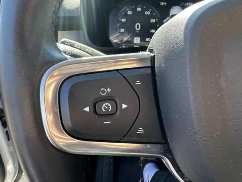 Used 2022 Volvo XC40 T5 Momentum AWD/4WD image 11
