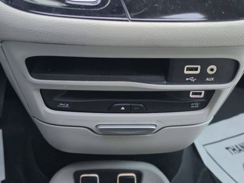 Used 2017 Chrysler Pacifica Limited w/ UConnect Theater Package FWD image 28