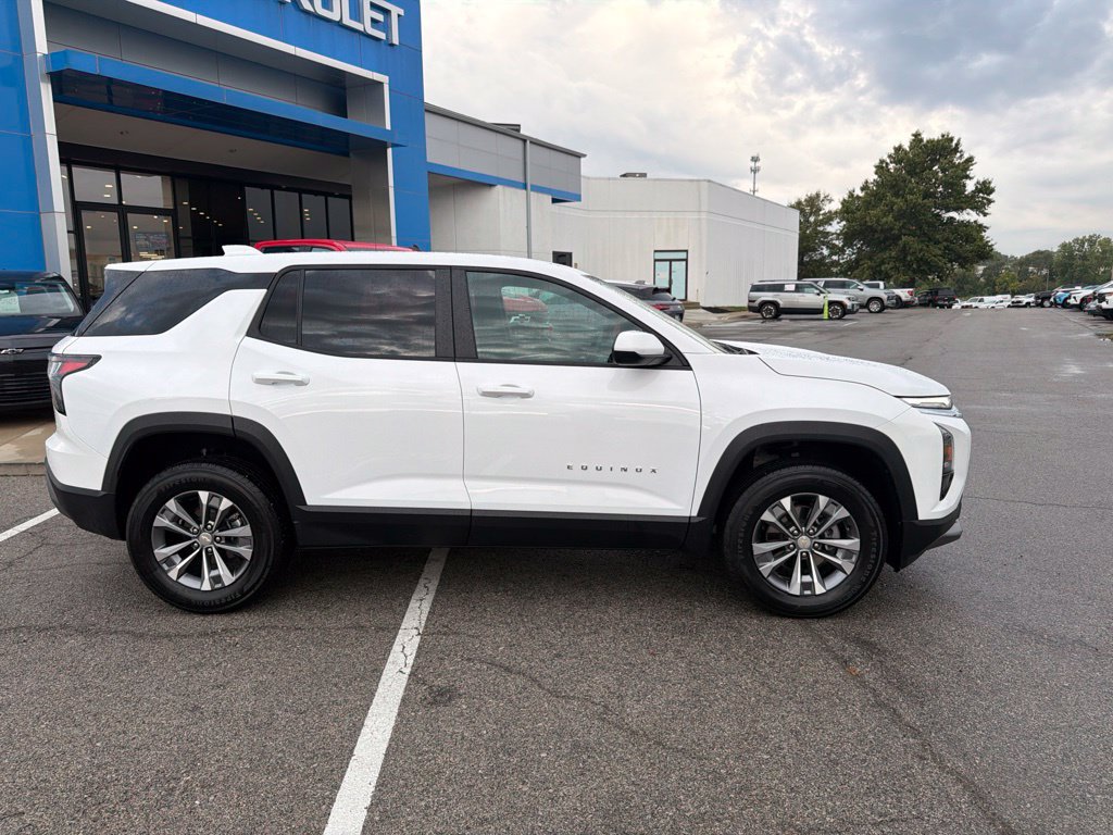 Used 2026 Chevrolet Equinox LT FWD image 2