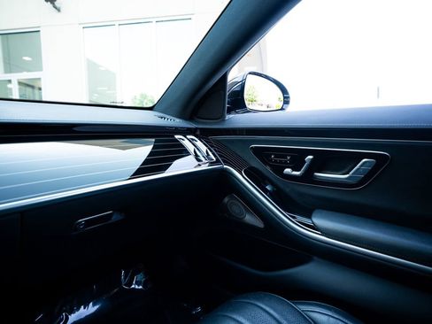 Used 2022 Mercedes-Benz S 500 4MATIC w/ AMG Line Package image 40