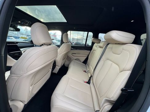 Used 2023 Jeep Grand Cherokee Limited image 15