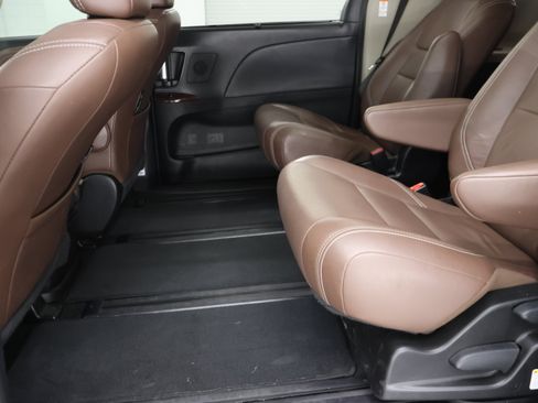 Used 2018 Toyota Sienna Limited Premium AWD/4WD image 9