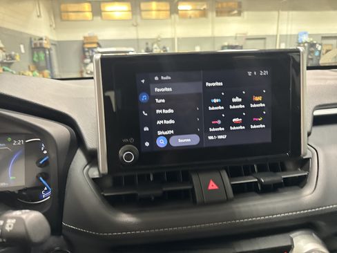 Used 2025 Toyota RAV4 XLE AWD/4WD image 19