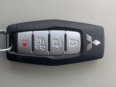 Used 2025 Mitsubishi Outlander SE FWD image 33