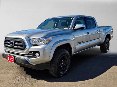 Used 2022 Toyota Tacoma SR5 w/ Black Out Package (TMS) AWD/4WD image 9