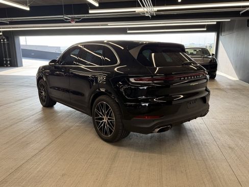Used 2025 Porsche Cayenne Base image 3