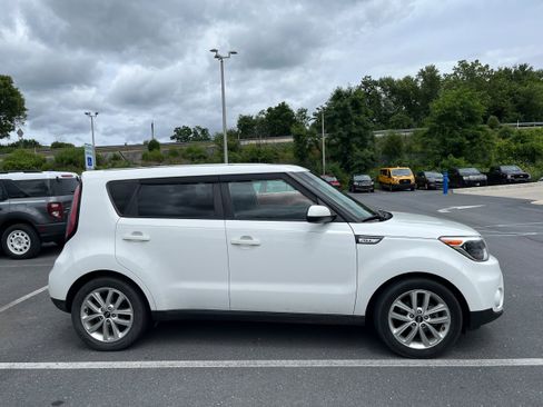 Used 2017 Kia Soul + FWD image 5